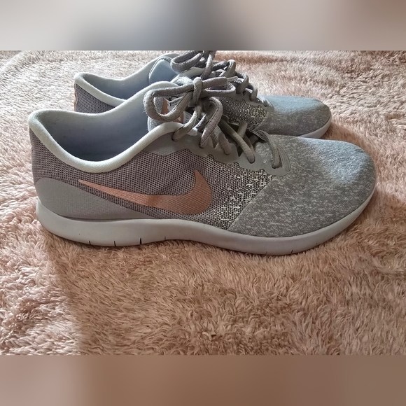 Nike Gray Sneakers with Cushioned Soles and Lace-Up Closure - Picture 1 of 2